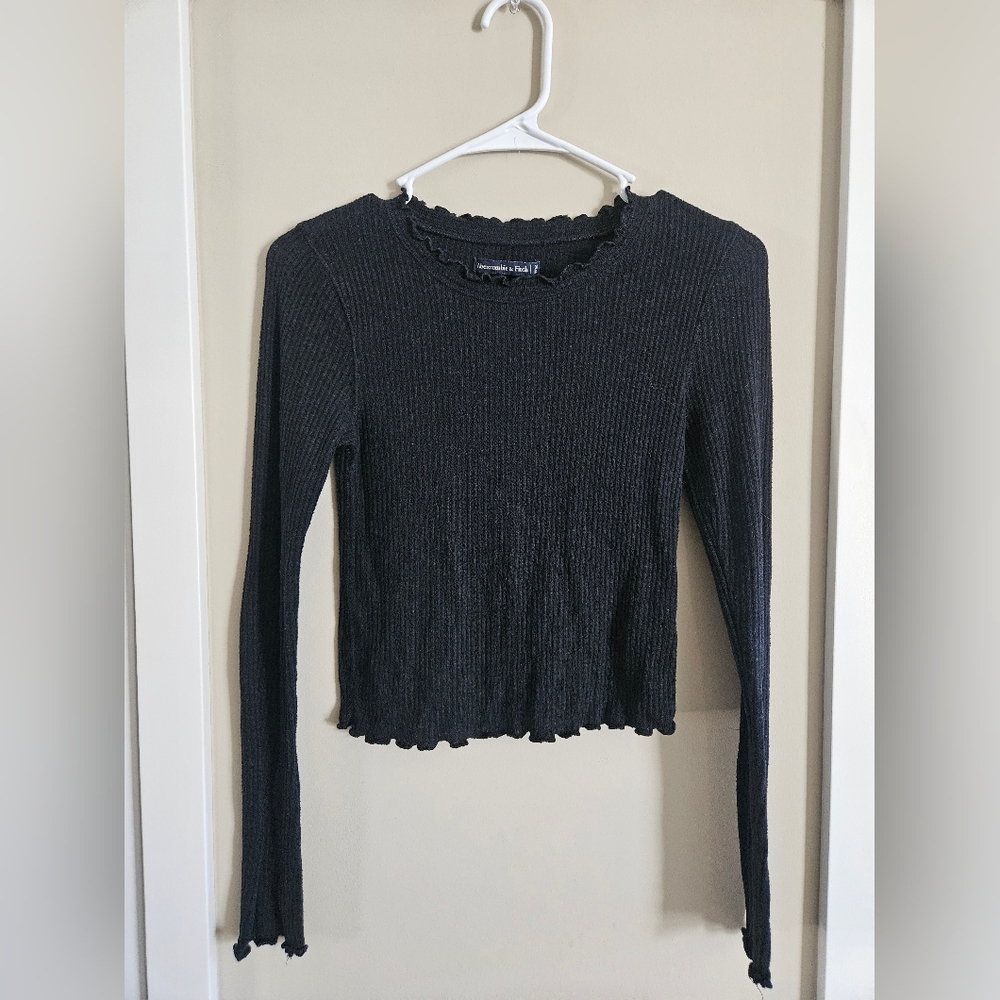 Abercrombie and Fitch extra small xs black long sleeve curly crop top